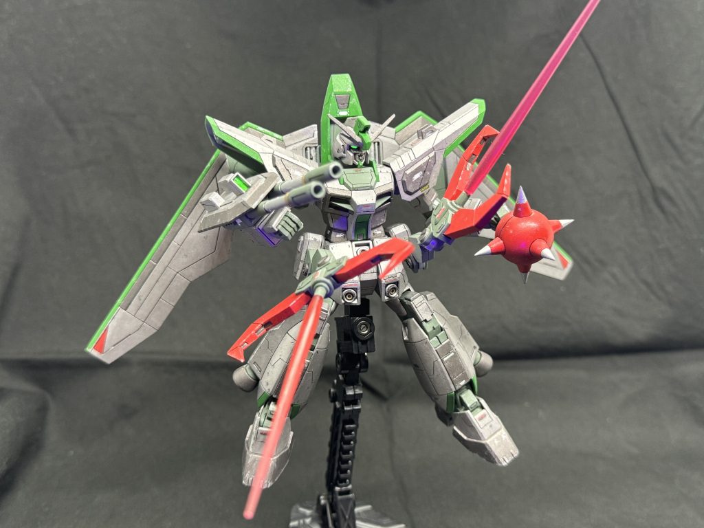 設定通りにクロー部分からビームサーベルを出せるように小改造｡赤い爪部分も鋭利になるように手を加えました｡