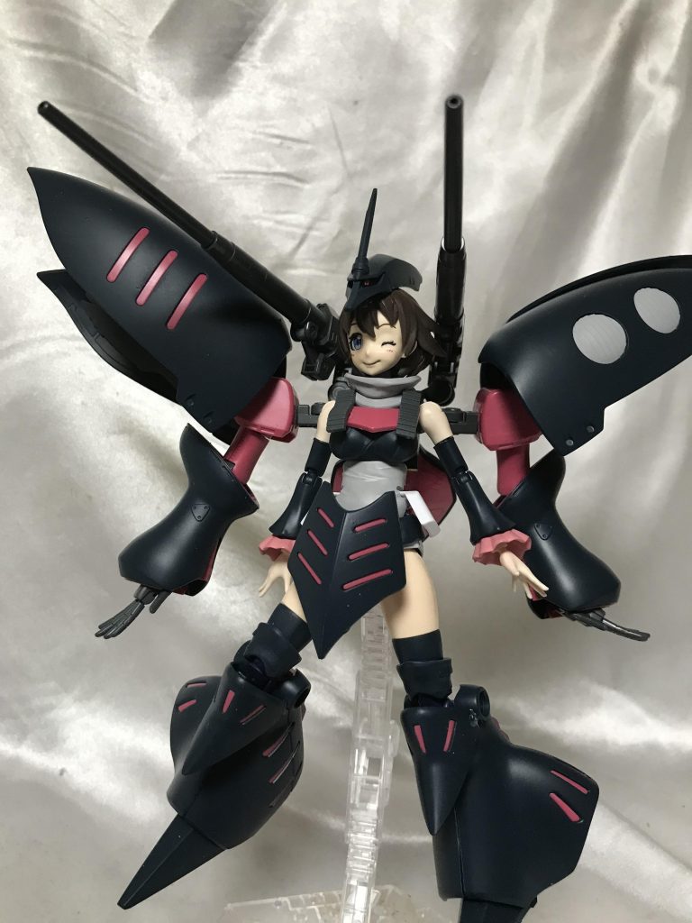 キャノンは軸で左右に触れるので頭をよけて構えられます。キュベレイの頭は少し正面を削ってアンテナを移植。こういうアンテナは旧キットの全部一体成型のビームサーベルを削るのが一番うまく成型できる気がします。