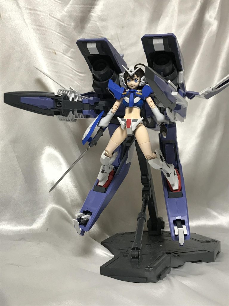 エクシアとはだいぶ体格が違うので接続は全部新造となりました。つるっとした腕の再現のため、腕のみダイバーアヤメのものを使っています。