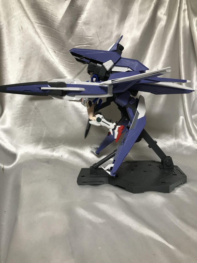 GNアームズの足のジョイント部分が伸びるので、だいぶ長くなったナミさんの足でもしっかり保持できます。ソールはまんまエクシアのものを使っているので、接続可能です。