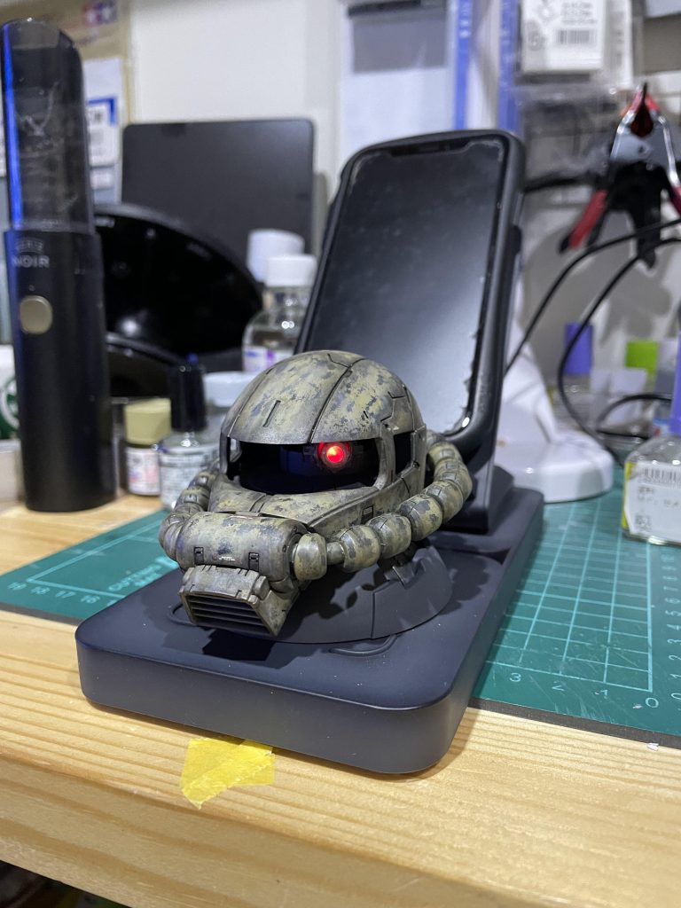 充電中は赤に切り替わります。