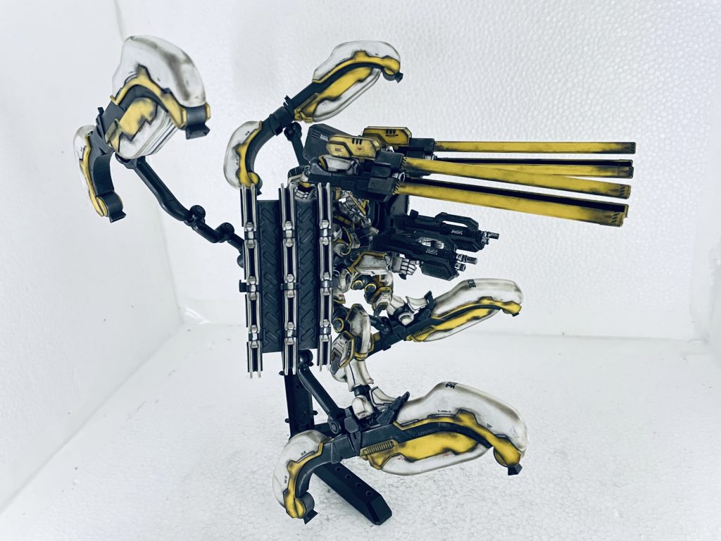 以下妄想設定。南洋同盟との戦闘激化の中、連邦軍先鋒として戦うスパルタン部隊に、アトラスガンダム2号機が間も無く配備される予定となっていた。だが、パイロットのイオ・フレミングは、かつて搭乗したフルアーマーガンダム の様な重火力による一点突破型の仕様を求めていた。イオ財閥は連邦軍への大量の資金援助を理由にこの提案を連邦及びアナハイムにのませて設計変更。フルアーマーアトラスガンダム完成へ作業を開始する。推力、武装を2倍に増やしながら本体はアトラスガンダム1機となるため、その機動力、攻撃力は別格の物となる。しかし複雑な機体制御と武器管制を同時に行うのはイオでも困難を極めると考えられた。そこで、バックパックにもコックピットを残存させ、武器管制を担う2人乗り仕様となる。イオはパートナーとしてビアンカを指名。お互いジャズのプレイヤーであり、フリージャムセッションでのインタープレイも完璧だった。戦場でもトリッキーなイオの操縦に呼応して敵を射抜くビアンカの姿を皆思い浮かべていた。しかし、スパルタン部隊はダリル達の南洋同盟に敗れ計画は頓挫。舞台は宇宙へと移っていく。イオはNT能力者のリリーとコンビを組みパーフェクトジオングに搭乗。ビアンカは宇宙用に改修されたアトラスガンダムで出撃する。以上、妄想終了。ジャズの爆音のなか、無双状態で戦うイオ、ビアンカ、フルアーマーアトラス…想像しただけで昇天します。