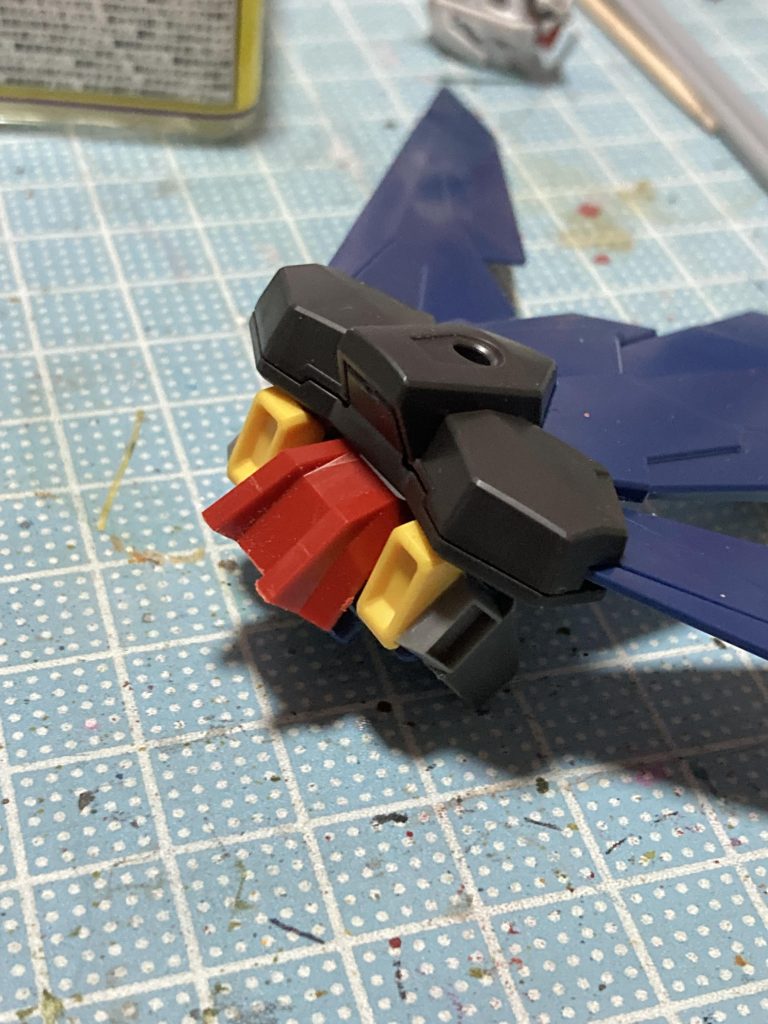 接続パーツにジャンクを貼り付けてバックパックをでっちあげ