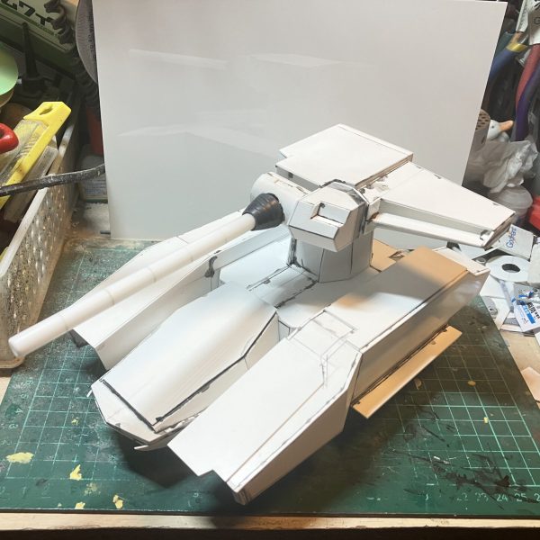 1/48 戦車 製作11〜12日目先ずは設定通りの全高にしてみるため、マゼラトップとマゼラベースを繋ぐアタッチメントを製作しました設定通りの寸法は今よりも後10mmほど高くなるのですが、そうするとイラストとの差異が更に大きくなってしました組んで見たら、やっぱりちっちゃかった💦💦イラストの印象は低重心に感じます完成した際、ここはかなり印象を左右する箇所になりますなので、最後に高さ調整しますそれとマゼラトップの大きさを決めるため、タミヤの1/48ドイツ兵を買って来ました♪ドイツ兵を選んだ理由はジオン軍はドイツ語を多様しているからです♪次はマゼラベースを進めていきます♪  （1枚目）