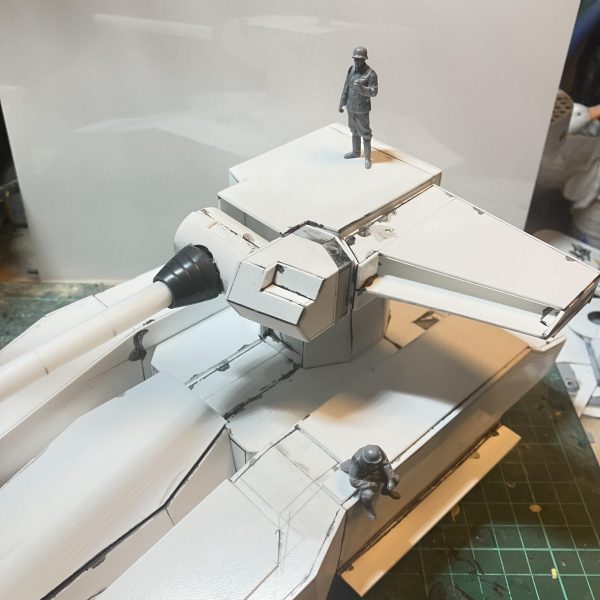 1/48 戦車 製作11〜12日目先ずは設定通りの全高にしてみるため、マゼラトップとマゼラベースを繋ぐアタッチメントを製作しました設定通りの寸法は今よりも後10mmほど高くなるのですが、そうするとイラストとの差異が更に大きくなってしました組んで見たら、やっぱりちっちゃかった💦💦イラストの印象は低重心に感じます完成した際、ここはかなり印象を左右する箇所になりますなので、最後に高さ調整しますそれとマゼラトップの大きさを決めるため、タミヤの1/48ドイツ兵を買って来ました♪ドイツ兵を選んだ理由はジオン軍はドイツ語を多様しているからです♪次はマゼラベースを進めていきます♪  （2枚目）