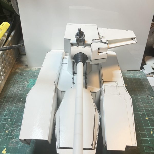 1/48 戦車 製作11〜12日目先ずは設定通りの全高にしてみるため、マゼラトップとマゼラベースを繋ぐアタッチメントを製作しました設定通りの寸法は今よりも後10mmほど高くなるのですが、そうするとイラストとの差異が更に大きくなってしました組んで見たら、やっぱりちっちゃかった💦💦イラストの印象は低重心に感じます完成した際、ここはかなり印象を左右する箇所になりますなので、最後に高さ調整しますそれとマゼラトップの大きさを決めるため、タミヤの1/48ドイツ兵を買って来ました♪ドイツ兵を選んだ理由はジオン軍はドイツ語を多様しているからです♪次はマゼラベースを進めていきます♪  （3枚目）