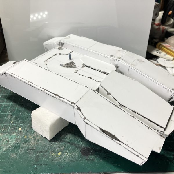 1/48 戦車 製作13〜15日目マゼラベースのキャタピラ上部装甲及び側面の製作先にC面を出してからスジボリすると堀ずらいかと思いスジボリも一緒にやりました側面の箱(たぶん銃やスコップ等)とキャタピラ部の装甲もやってみましたまだ反対側はやってないから反対側もやって、それから中央のマゼラベースのコクピットなどを進めていきます♪（2枚目）