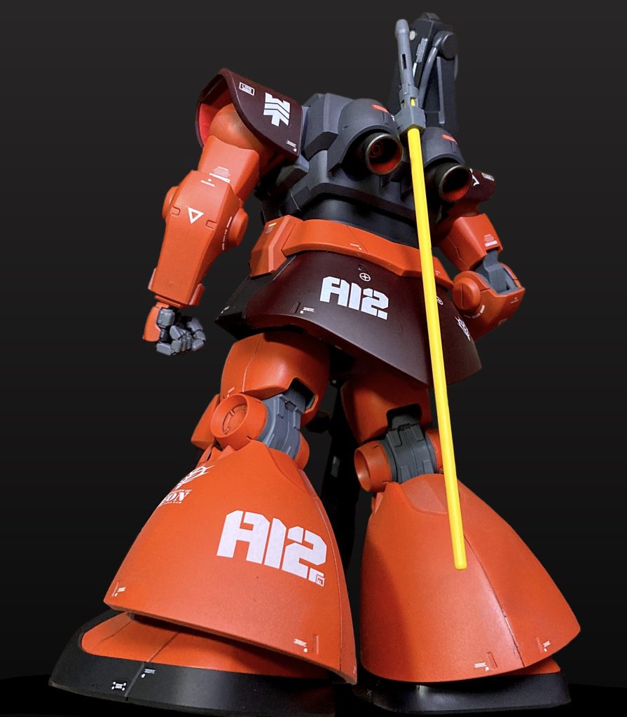 バーニアをガンメタ、バーニア内部をメタリックレッドで塗装。見えませんがスカート内と脚部ないのバーニアも同様です。