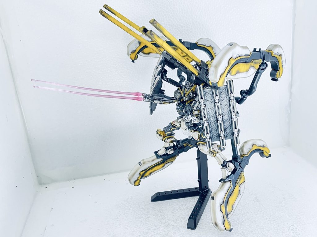 武装サブレッグ✖️4、レールガン✖️2、アサルトライフル（ビームサーベル✖️2付属）✖️2、ブレードシールド✖️2、ミサイルポッド✖️1。各サブレッグの武装コンテナにはミサイルポッドが格納される。またブレードシールド裏の溝にはアサルトライフル用マガジンが複数収納されている。バックパックとなったアトラス脚部にはプロペラントタンクブースターを装備。レールガンの保持はトリガーと持ち手を排除して前腕部で固定するよう加工し強度を強化、電磁パルスでのビーム偏光や実弾兵器の無効化で防御、回避能力を発揮する。実弾兵器だけのフルアーマー。火力、継戦能力共に最高峰の地上戦MSとなる。