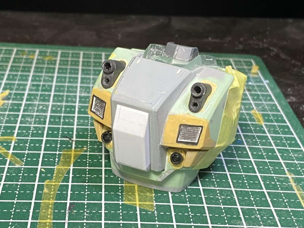 上半身はプラ板・パテで形状変更。胸ダクトには3Dプリンタパーツを埋め込み。