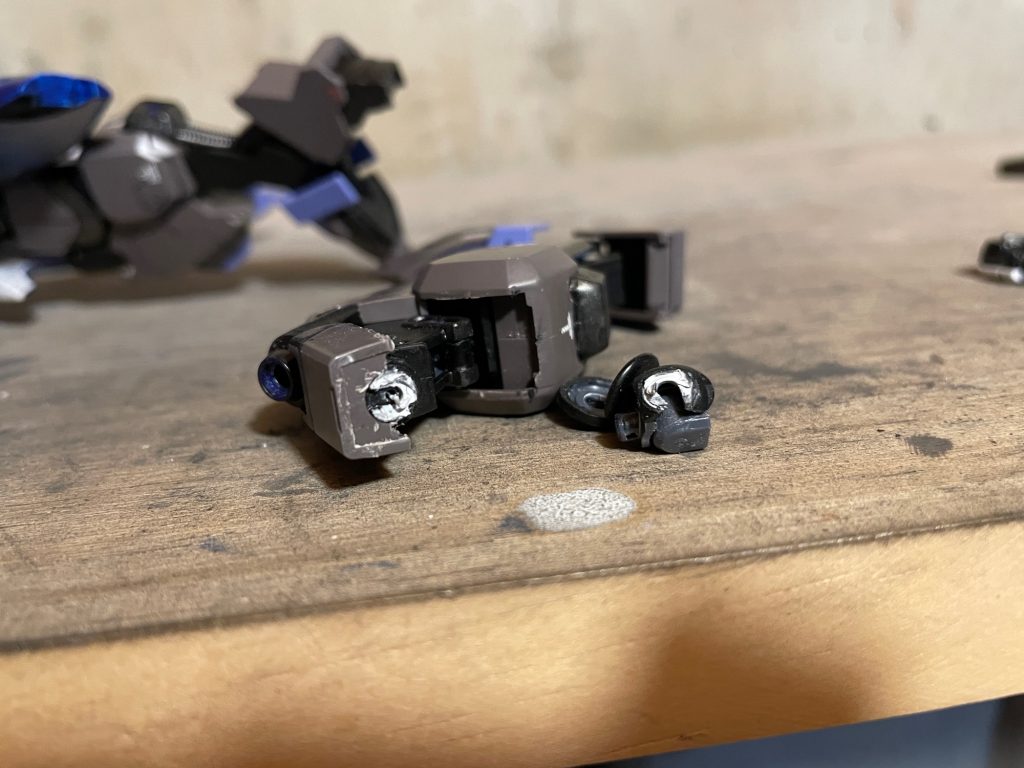 アクシデント発生。股関節と大腿部の横軸破損‼️合わせ目消しのため流し込んだ接着剤が軸までも接着😭ポージングの最中にネジ切れました。