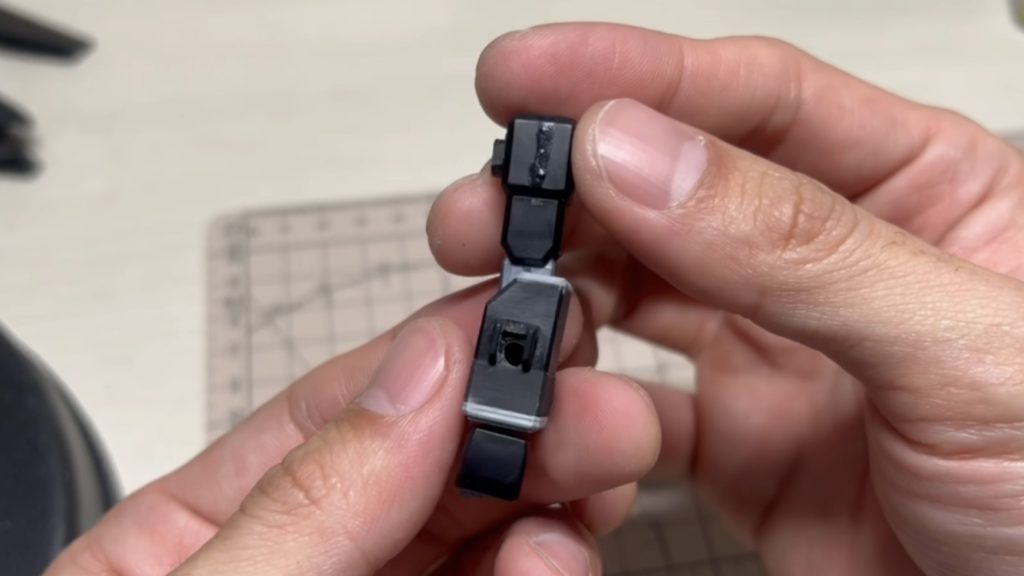 前腕が妙に短く､チンチクリンに感じたので上下に延長しました｡せっかくの設定画に近いプロポーションをいじり過ぎないように延長部分はココだけに留めました｡