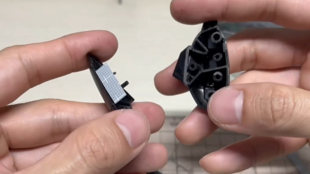 足はバーニア部で分割ずらし､前面は装甲表現としてプラ板を貼り足して合わせ目を誤魔化していきました｡ここさえ対処してしまえば他の足部分は楽に塗り分ける事が出来ました｡