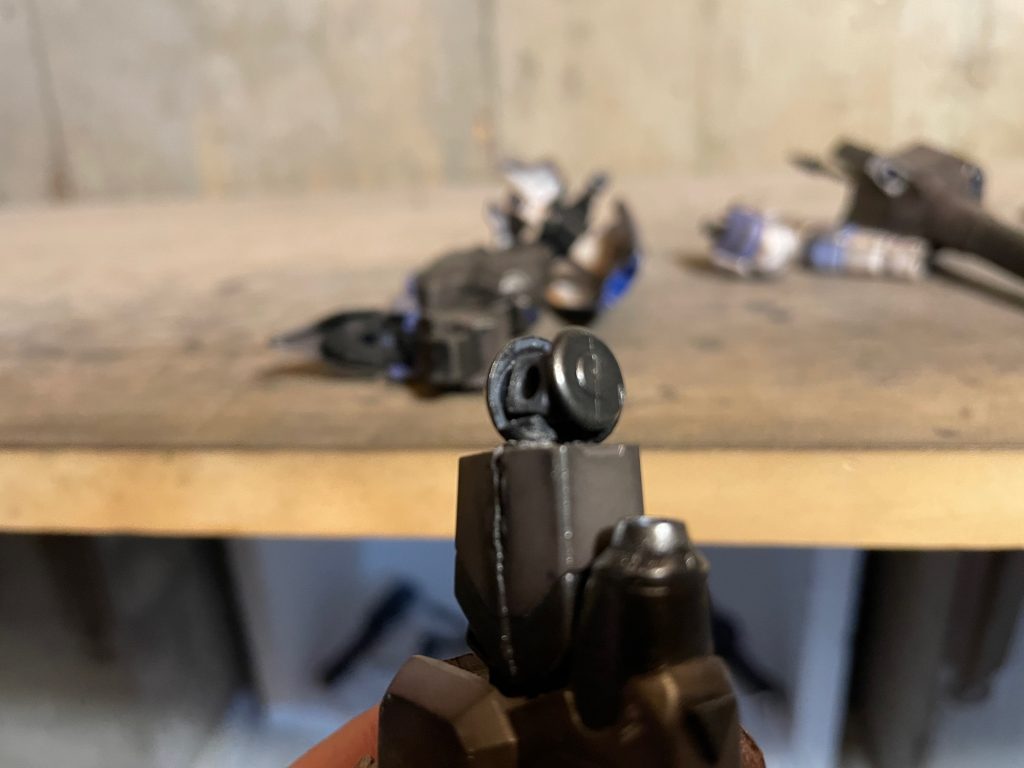 このキットの可動で重要な部分なので、真鍮線と瞬間接着剤をこまめに使って可動パーツを復活させました。無理に合わせ目消ししなくも汚し作業で誤魔化したほうが苦労しなかったかも…