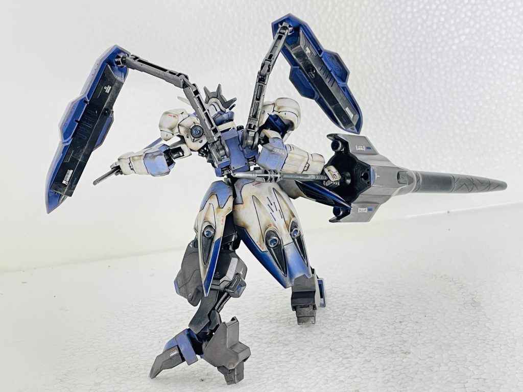 武器保持姿勢。巨大なドリルランスもしっかり持ちながら自立。足首にも横軸があり、可動が素晴らしいので（ダブルオーと同等）、ポーズがことごとく決まります。