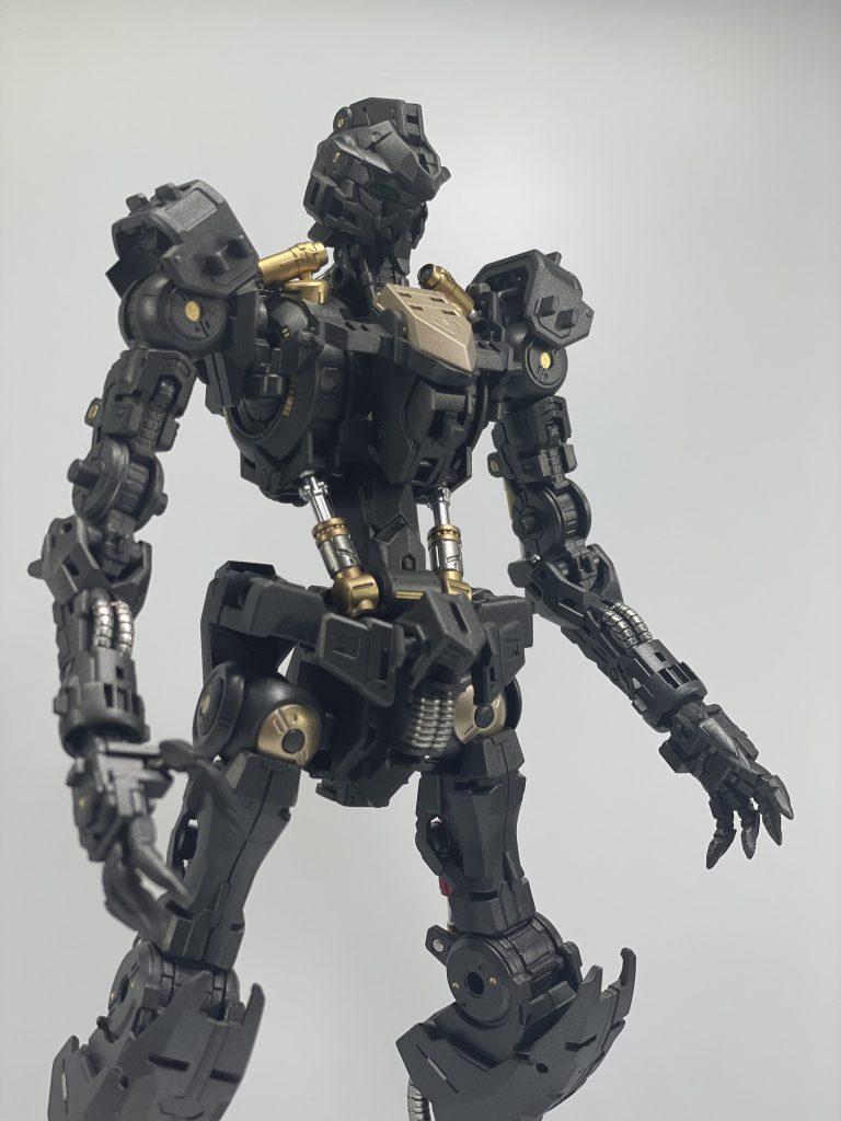 フレームの塗り分けには力を入れました。サーフェイサーエヴォガンメタを全体に吹き付けスターブライトゴールドスターブライトゴールド＋パールシルバースターブライトシルバースターブライトジュラルミンスターブライトシルバー＋クリアレッドバルバトスは他のモビルスーツと比べてフレームが見えやすいので力を入れました。 