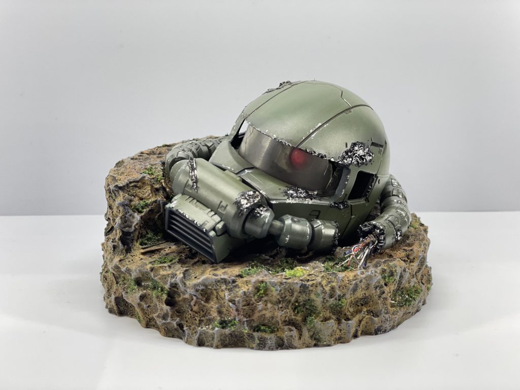 はんだごてで傷表現のため削り込みや動力パイプ切断を行っています。電熱線の表現は百均の針金を塗装し使用しています。