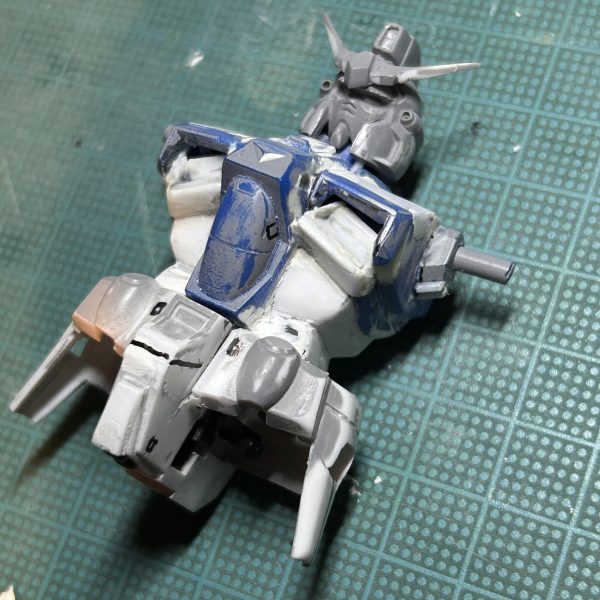 GP01の続きです。仕事が忙しくて作業が滞りがち。フルバーニアンと題しつつここまでのところほとんど「おまけ」である陸戦型の作業になってる点についてはほんと申し訳ない。。でもいじりたい箇所多くて。。切り欠いた胸を再構成しました。足のアーマー部分の厚み表現を追加しました。肩を小型化することとサーベルラックが半端に空いているのをプラ板で塞ぎました。全体のバランスを見るため一度組んでみたところ、なかなかに良い感じ。同梱のフルバーニアンとの兼ね合いもあるため、それと18mという設定値からなるべくかけ離れないために、腿や胴を伸ばす作業はせず大きい箇所を小さくするアプローチで作業してます。さてさてバランスはとれたのでここからは細かい部分をつめていかないと〜😵（2枚目）