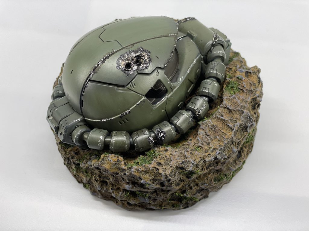 土台部分は100均のポリスチレンフォームをはんだごてで溶かし地面の表現をし、アクリル絵の具で着色しました。建築模型用のスポンジ苔をバンドで接着して完成です!できれば人も入れたかったのですがそれはまたのちほど…