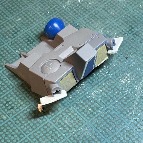 GP01の続きです。仕事が忙しくて作業が滞りがち。フルバーニアンと題しつつここまでのところほとんど「おまけ」である陸戦型の作業になってる点についてはほんと申し訳ない。。でもいじりたい箇所多くて。。切り欠いた胸を再構成しました。足のアーマー部分の厚み表現を追加しました。肩を小型化することとサーベルラックが半端に空いているのをプラ板で塞ぎました。全体のバランスを見るため一度組んでみたところ、なかなかに良い感じ。同梱のフルバーニアンとの兼ね合いもあるため、それと18mという設定値からなるべくかけ離れないために、腿や胴を伸ばす作業はせず大きい箇所を小さくするアプローチで作業してます。さてさてバランスはとれたのでここからは細かい部分をつめていかないと〜😵（5枚目）