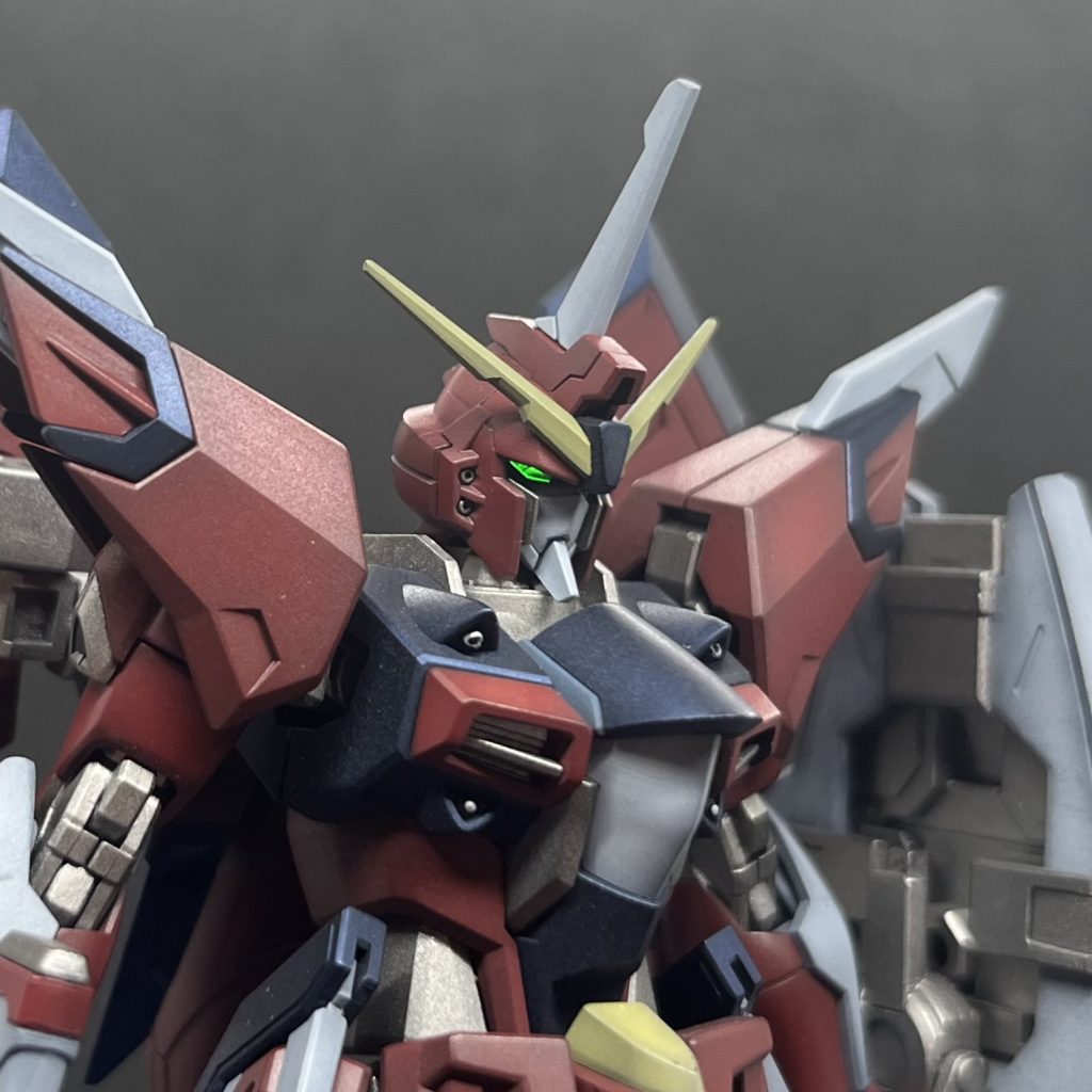 頭部カメラはLEDで発光します。磁気でスイッチON/OFFできるやつです。電池ボックスは胴体内部に組み込んでいます。