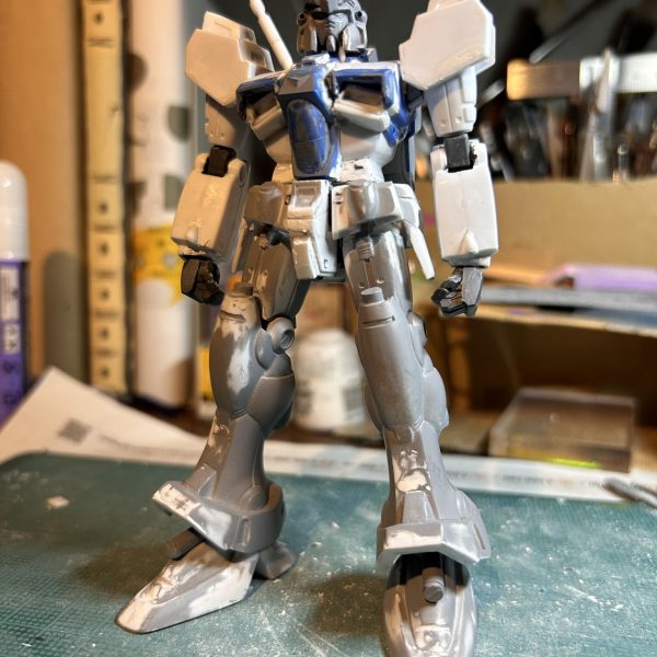 GP01の続きです。仕事が忙しくて作業が滞りがち。フルバーニアンと題しつつここまでのところほとんど「おまけ」である陸戦型の作業になってる点についてはほんと申し訳ない。。でもいじりたい箇所多くて。。切り欠いた胸を再構成しました。足のアーマー部分の厚み表現を追加しました。肩を小型化することとサーベルラックが半端に空いているのをプラ板で塞ぎました。全体のバランスを見るため一度組んでみたところ、なかなかに良い感じ。同梱のフルバーニアンとの兼ね合いもあるため、それと18mという設定値からなるべくかけ離れないために、腿や胴を伸ばす作業はせず大きい箇所を小さくするアプローチで作業してます。さてさてバランスはとれたのでここからは細かい部分をつめていかないと〜😵（7枚目）