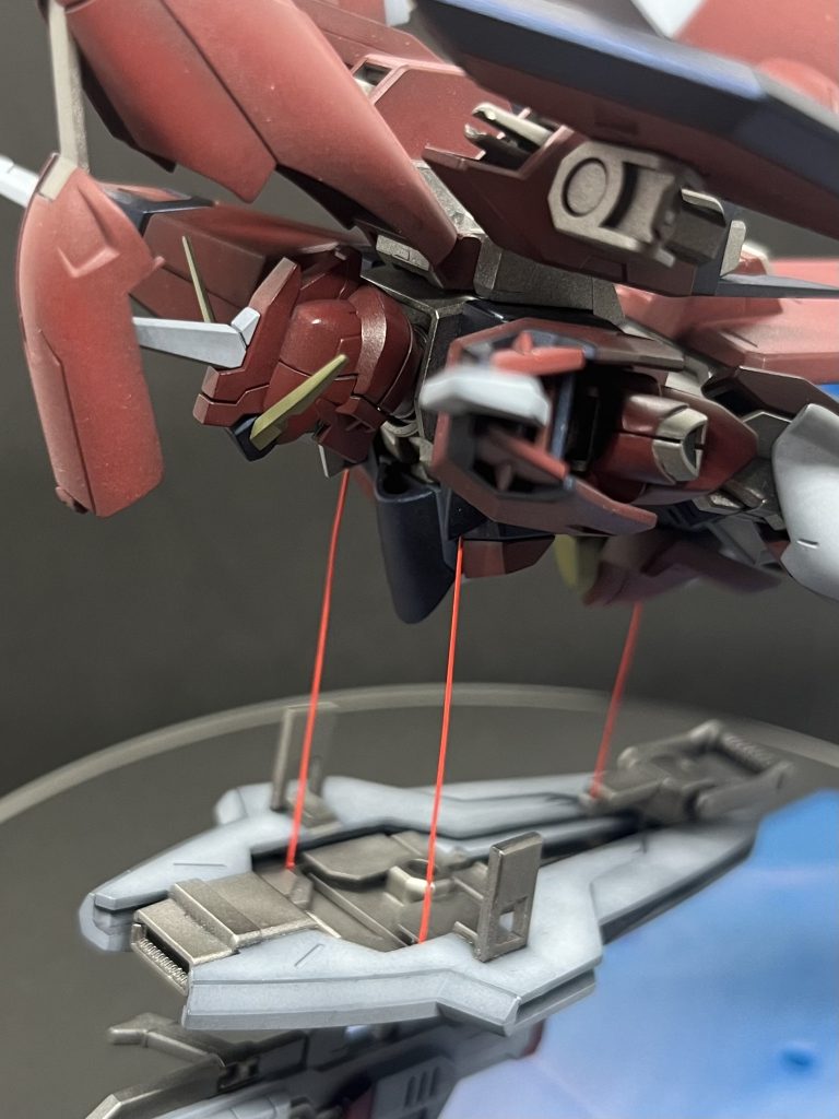 真鍮線でガイドビーコンを作成して、胴体上部のセンサーとシールドの0.3mm穴で接続しています。股間の○んこケースは奥にたためるようにして同じく0.3mm穴で接続しています。