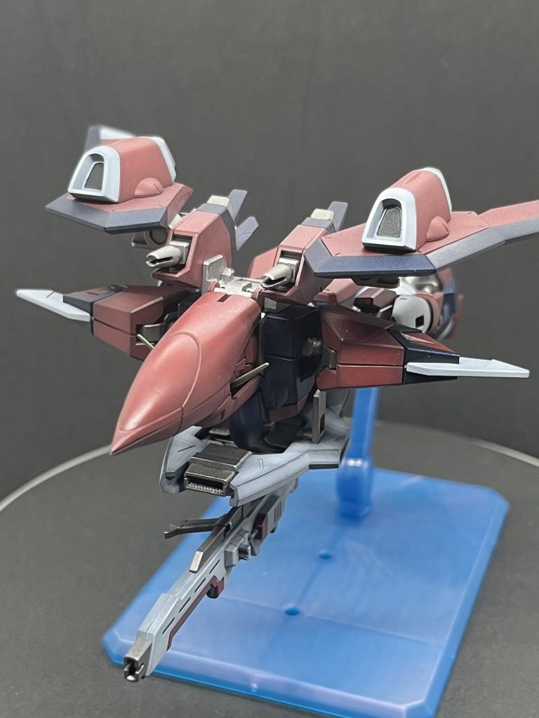 肩装甲はなで肩になるようにボールジョイント受け側を少し削っています。映像だとシールドが胴体にもっと密着しているのですが、模型だとこれが限界かも。