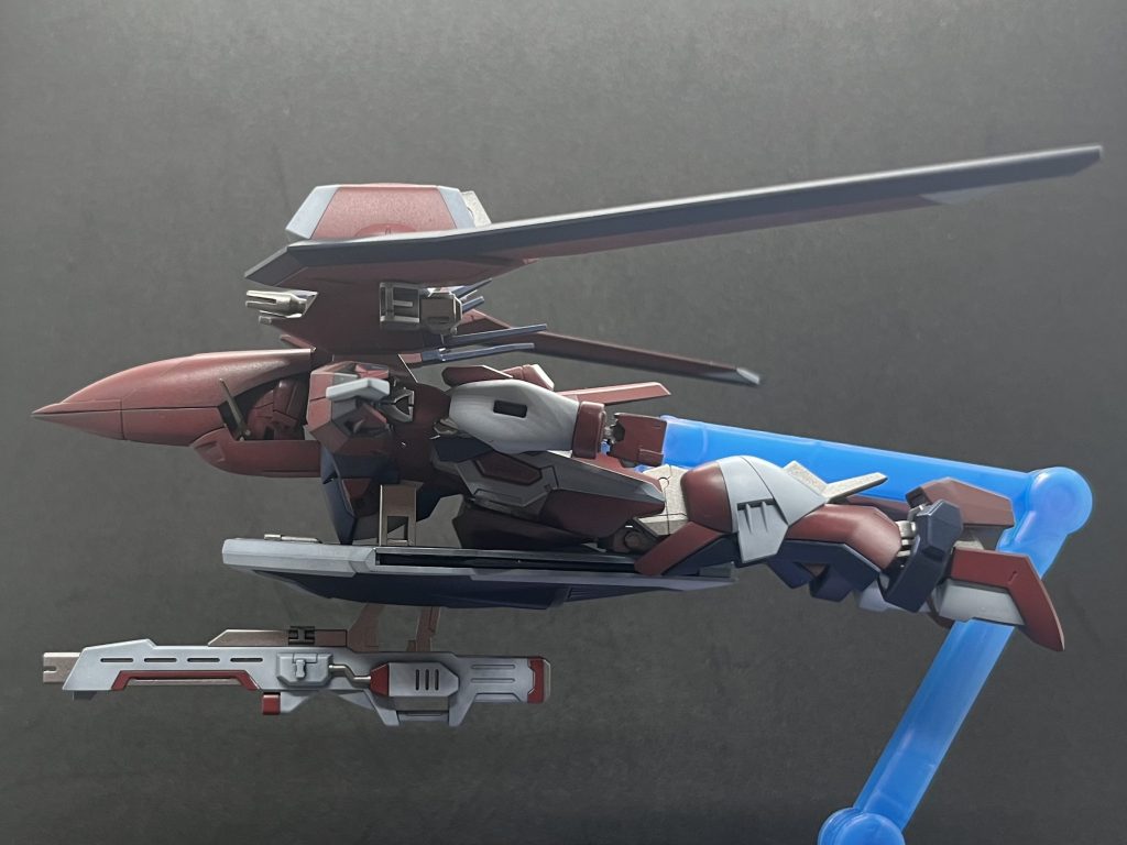 持ち手にあるピンを股間裏にある穴に挿してシールドと胴体を接続しています。展開したシールドのパネルは飾りでロック機能はありません。ジョイントパーツを使うより胴体にシールドが密着するようになっています。