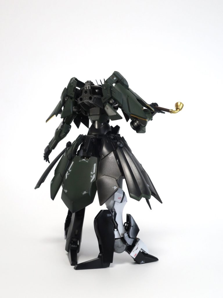 ベースはカラスを思わせるガンダムファラクトを選択。 ケープやスカート等で一目でらでんモチーフと分かるようにしています。