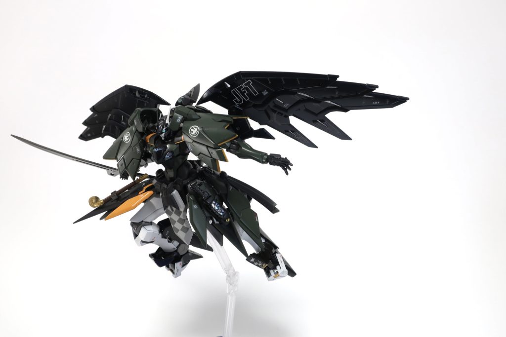 武装は実体剣【六根清浄】とビーム扇子