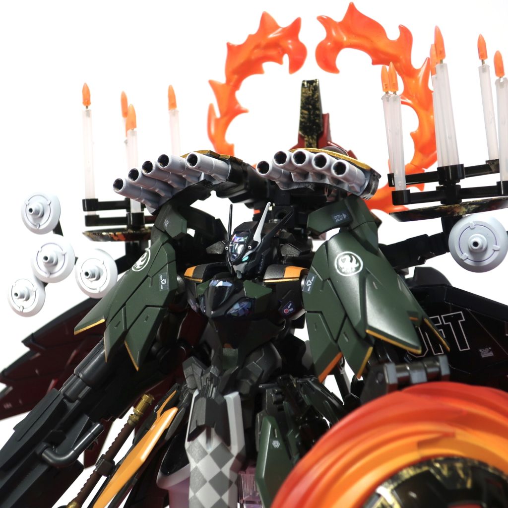 ゴテゴテしてますが色のまとまりは悪くないかと