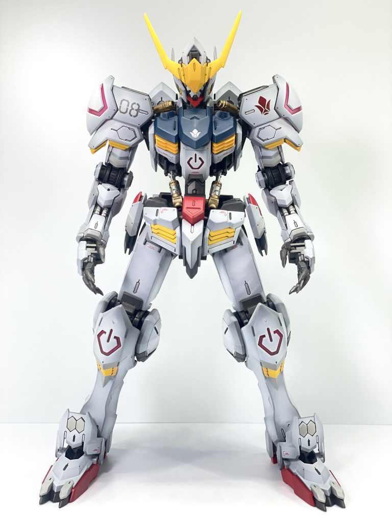 外部装甲の白い部分には下地を少し残す為にグラデーション塗装を行いました。