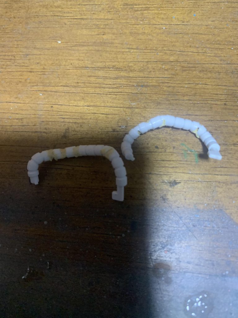 胴体の動力パイプの隙間部分をポリパテで埋めて後加工。