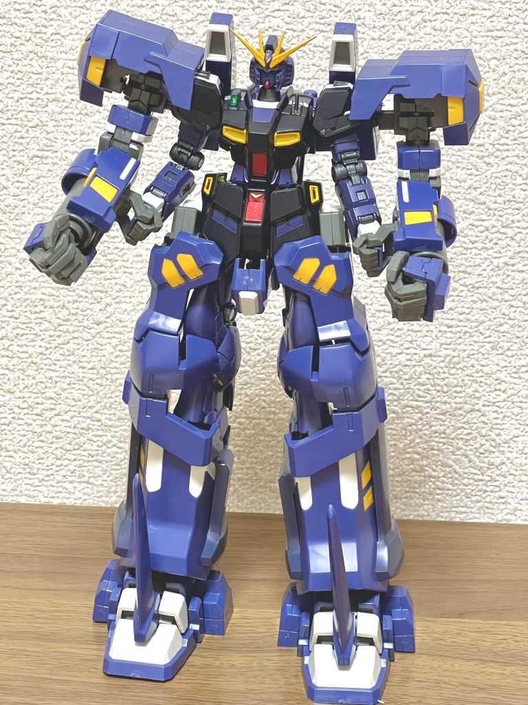 はい、ネタ投稿です。過去にパチ組みしたブキヤのヒュッ◯バインボクサーのAMボクサーユニットにH-νガンダムをただ載せただけになります。かなり無理して載せたので塗装が剥がれないかヒヤヒヤでした。