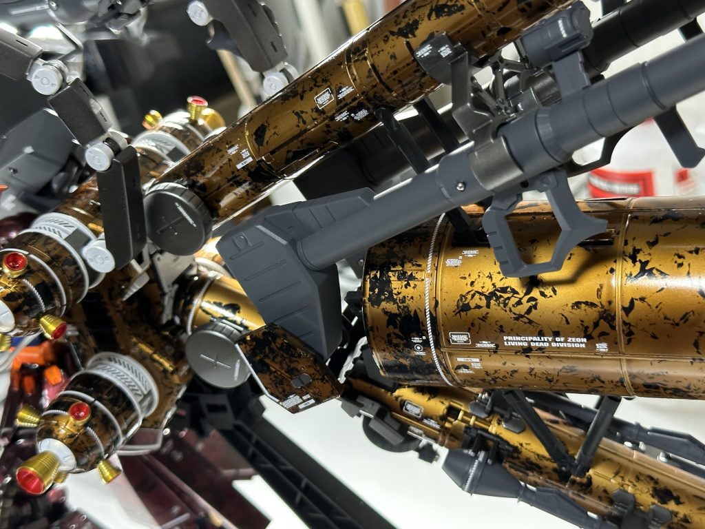 巨大なバックパックの存在感が凄いですね。ラップ塗装により渋さが増しています。