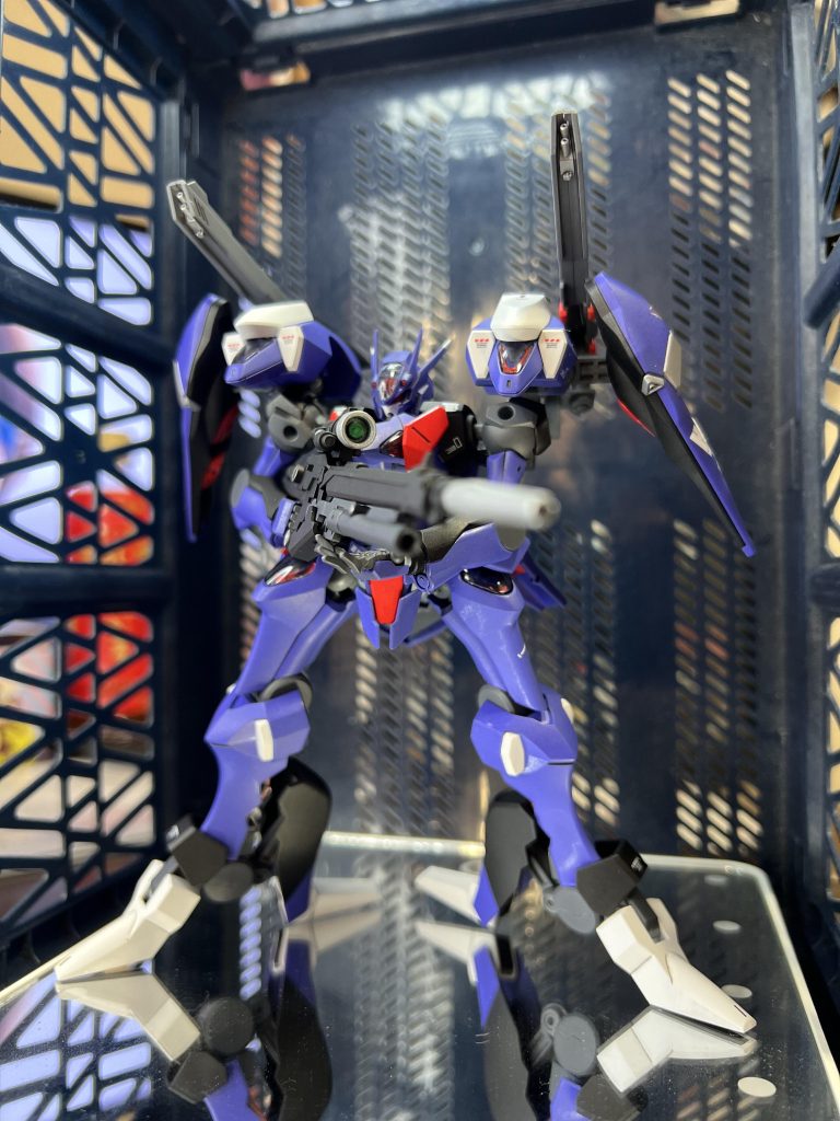 原因不明の転移現象により、幾つもの並行世界が一つになった世界。ペイルテクノロジーズはロンドベル治安維持遊撃部隊に協力を表明、ガンダムファラクト3機を提供した。アナハイムはGUNDOフォーマットの問題を解決するため、コクピット周りをサイコフレームに換装、さらに擬似電脳を介することでパーメットの流入に耐えうることに成功した。しかしながらパイロットはニュータイプ、強化人間でなければ擬似電脳と同調することが出来ないことから限定的な運用となっている。という妄想😭