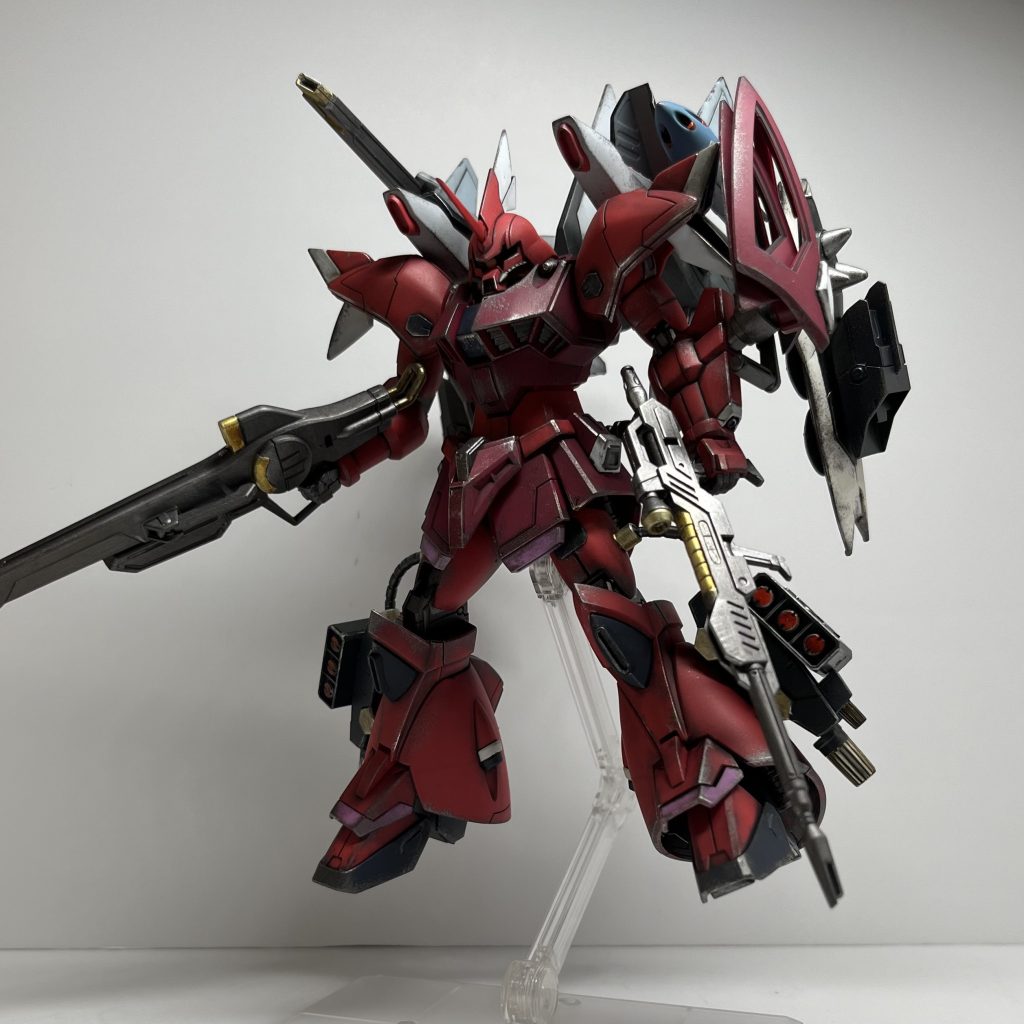 ブレイズウィザードにはザクウォーリアのシールド、ボレロに搭載されていたレールガンと6連装ミサイルを搭載し、機動力を確保しながらも火力を追求。みたいなイメージです。関節フレームはスラスター等は一部筆塗りで塗装。全体的にウェザリングを掛けて重量感が出るよう、イメージして仕上げました。