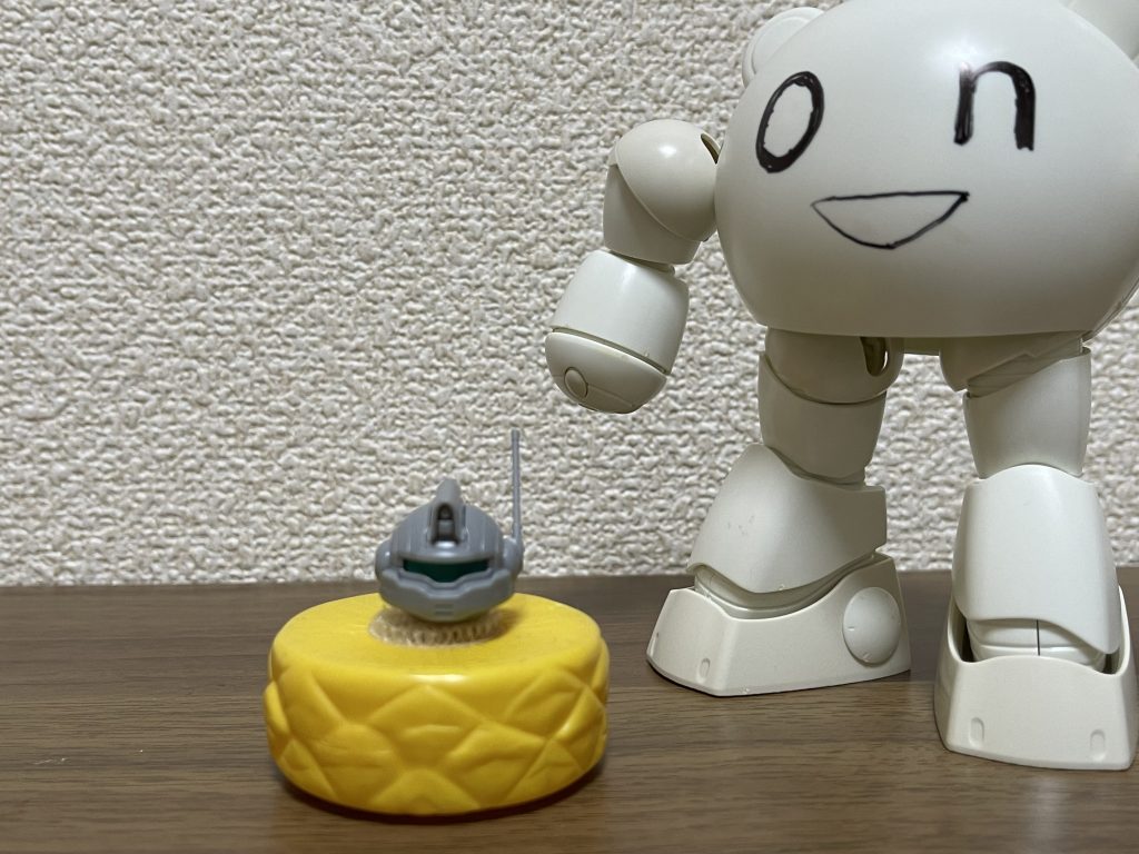 T:タンクさん　　H:博士H「タンクさん、頭だけになってしばらくですね。」T「ほんとだよ、パチ組された時はそのまま飾られるのかと思いきやまさかボディーぶん盗られて頭だけにされちゃったからね。」H「ガンタンクアサルトでしたっけ？」T「そうそう、それ作るためにボディー盗られた。」H「そんなタンクさんに朗報です。」T「お、なんだいなんだい？」H「この度ですね、タンクさんにボディーを提供させていただきますよ！」T「お、本当かい？この状態だと何も出来ないから不便でさー。助かるわ。これでまた前線で戦えるんだね。」