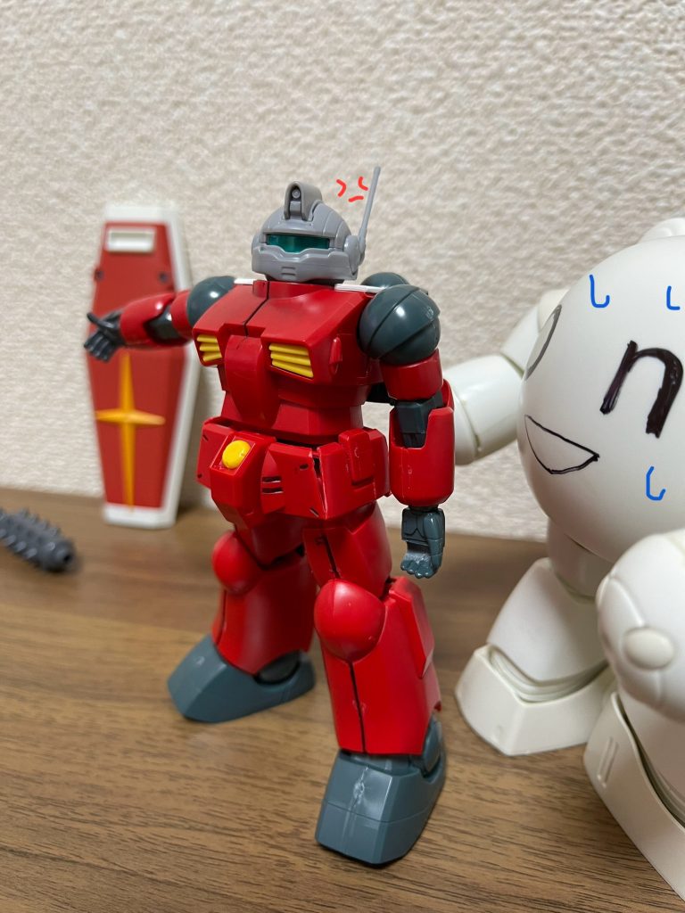 T「いやこれ盾でしょ。まあ棍棒？は武器だけども。」H「そうでしょうそうでしょう」T「いや、キャノンよこしなさいよ。」H「実はですね、キャノンはですね、無いんですよ。」T「キャノン無い？おかしな事を。いいよ他の機体からぶん取って装備するから。」H「いやいや、タンクさんには盾を装備してもらいますよー。あと棍棒ですね。」T「いやだからさぁ、ガンタンクって言ってんのに盾っておかしいでしょうよ。てか盾もガンダムさんの持ってるやつよりデカいなぁ。そもそも足あるし全然タンクじゃないけどさぁ。」H「いやタンクですよ。」T「？どう言うこと？？」H「いやだから、盾持って敵陣突っ込んで敵を引きつけるタンク役・・」T「え、そっち！？タンクってそう言うこと？」