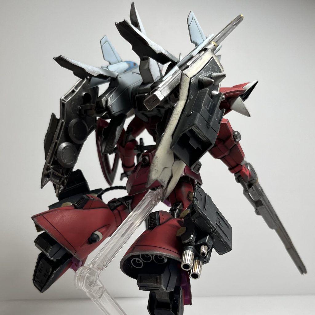 個人的には脚部のミキシングが気に入っています。ジャイアントガトリングの余剰パーツに、ボレロのスラスター、バトルアームズのミサイルポッドを合わせ、ザクウォーリアの動力パイプを組み込んでいます。