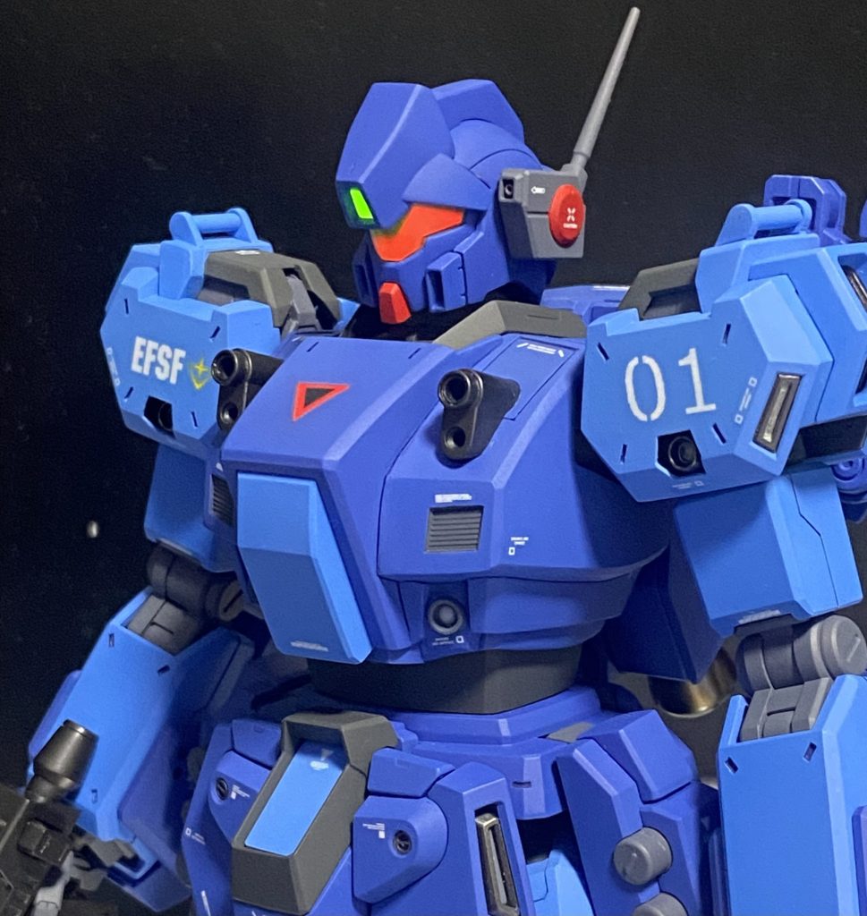 無色の蛍光塗料を使用しているので、ブラックライト照射でバイザーの色が緑→赤に変化します。