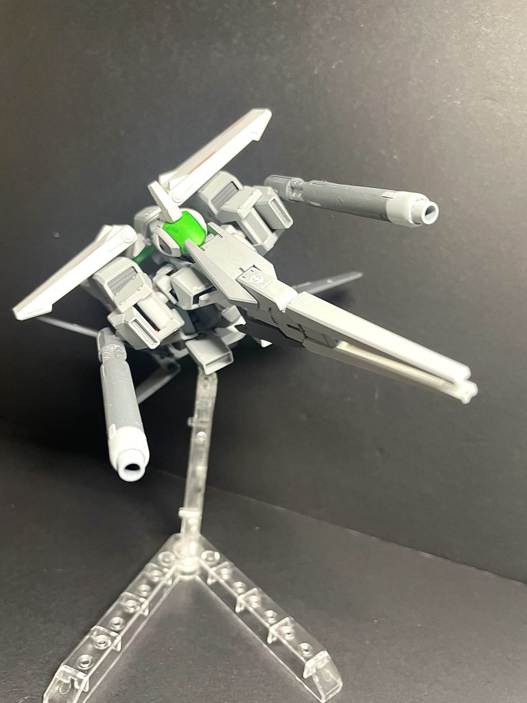 ウルフ隊長がキオ編でも存命で存命だったら？が本来のコンセプトでした。機体チョイスはエグゼスやバウンサーよりも初期ジェノアスの方が好きなのが理由です。色々考えて作っていたのですが思ったよりも灰色の割合が多くなってしまい、「これウルフ隊長じゃなくね？」となってしまいました泣せっかくデカールも買ったのに(gundam-kao10)センサー部のラピーテープが上手くいったのでよしとします笑ではまた👋