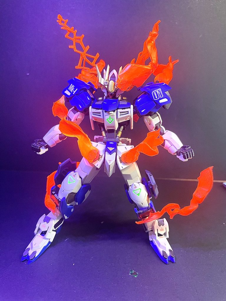 ASW-G08Rガンダムバルバトス•ラグナ【覚醒】GUNDーARMと阿頼耶識システムが掛け合わされたことで偶然生まれた特殊システム【ラグナロク】。反応速度と推力が飛躍的に増大する。機体各所から吹き出す炎のような物体は暴走した余剰エネルギーであり、ナノラミネート装甲だけでなく機体フレーム自体にも深刻なダメージを与えてしまう為、長時間の使用はできない。