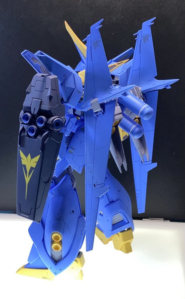 プロポーションには特に不満はないので、筋彫りを彫り直し&筋彫りシャープ化や面出しをしている程度(個人的な標準作業)。スネ前の段落ちはイラストにはないので埋めてます。手はロボマニを使用