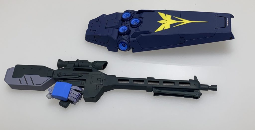 シールドは拡散メガ粒子砲砲門の形状が抜きの都合で揃っていないので、サイド2門をくり抜いてプラパイプを組み合わせたものに置き換え。軽くディテールアップもしてます。コミックで装備していたゲルググJ用ビームマシンガンはMG量産ゲルググ1.0から流用。バレルが細くて頼りないのでプラ棒に置き換え。前腕が邪魔でコミック通りには持てないので、手首を延長加工。シールド、マシンガンは配色が不明なので、想像で決めてます。マシンガンは設定的に有りものを流用していると思われるので、わざと本体色からは浮いて見える色にしています。