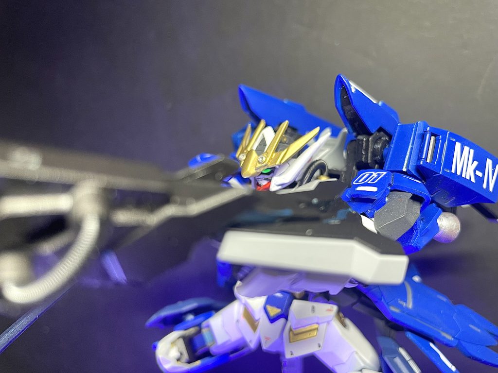 武装も作り直し。個人的にガンダムは右手に銃、左手に盾のイメージが強いのですがいかんせん盾がバルバトスには似合わない(個人の感想)ので可変式のレールガンを装備してみました。