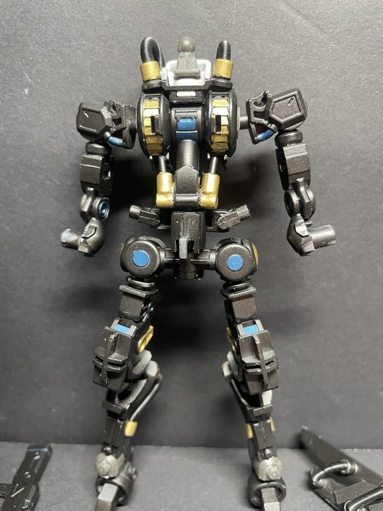 フレーム全面スプリングを追加して強化したことの説得力を持たせる。メタリックブルーの差し色が好みにブッ刺さり。