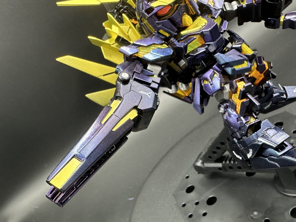 アームド・アーマーBSの出来も良いです。付属のプラスチックシールで塗り分けをしますが、今回は塗装で塗り分けています。