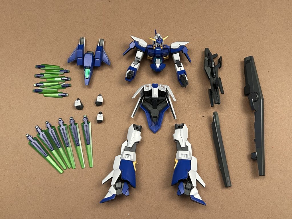 組み立て前です。Cファンネルの部分塗装が大変でした。マスキングも水性塗料もうまく出来ず、時間が掛かりましたがなんとかみれる位にはなりました。ゆくゆくはスキルアップしたら直したいです。